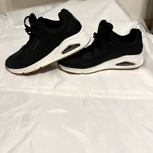 Sketchers Aircooled memory foam Sneakers sz 9.5 Womens